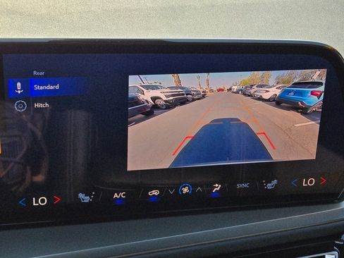 Used 2025 Chevrolet Traverse LT FWD image 21