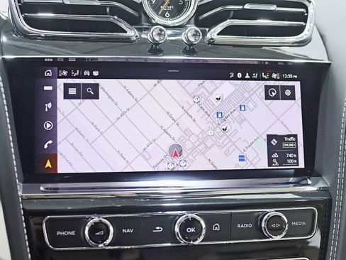 Used 2024 Bentley Bentayga Plug-In Hybrid image 23