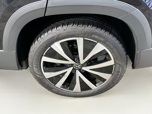 Used 2024 Volkswagen Taos SE image 11