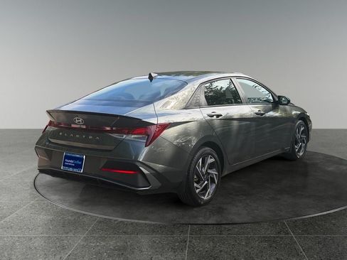 Certified 2025 Hyundai Elantra Sport FWD image 9
