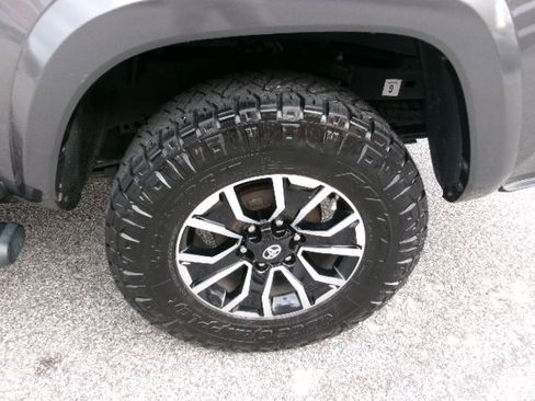 Used 2021 Toyota Tacoma TRD Sport w/ Technology Package image 9