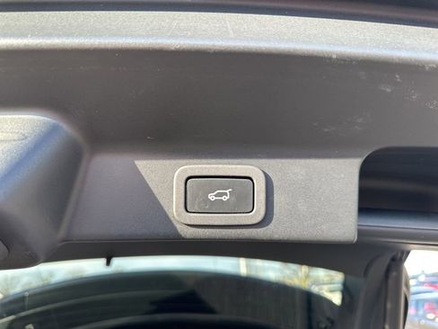 Used 2017 Jaguar F-PACE Premium image 12