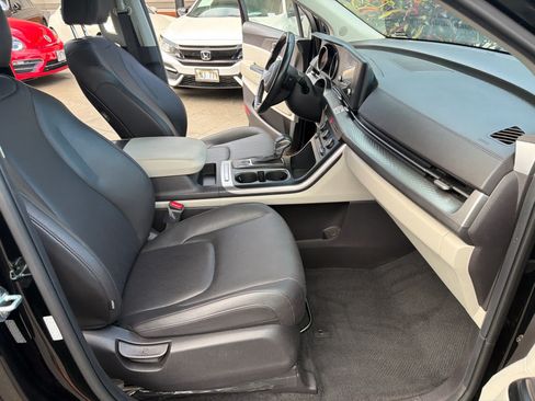 Used 2023 Kia Carnival LX FWD image 13