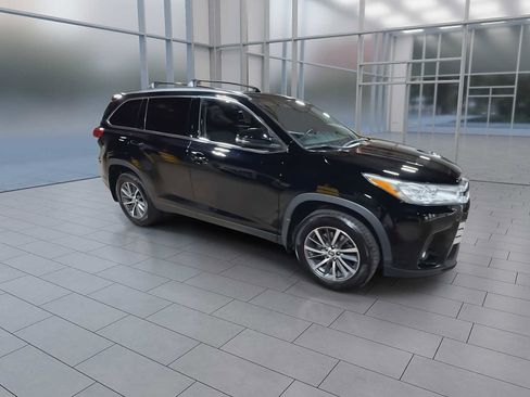 Certified 2019 Toyota Highlander XLE AWD/4WD image 2