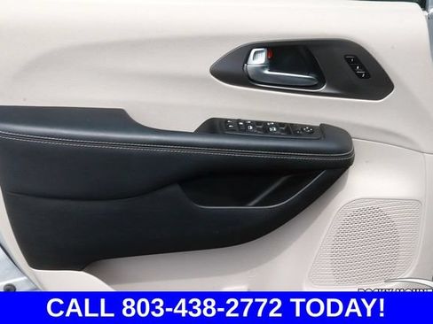 Used 2024 Chrysler Pacifica Touring-L FWD image 10