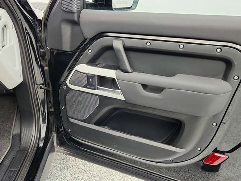 Used 2023 Land Rover Defender 90 SE image 25