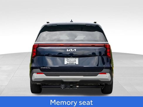 Used 2025 Kia Carnival EX FWD image 6