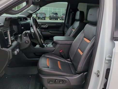 Used 2024 GMC Sierra 1500 AT4 w/ Technology Package AWD/4WD image 13