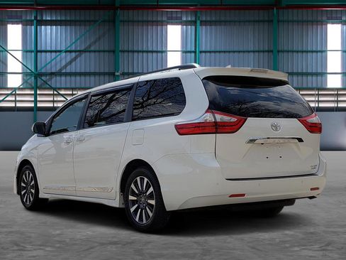 Used 2019 Toyota Sienna Limited Premium image 3