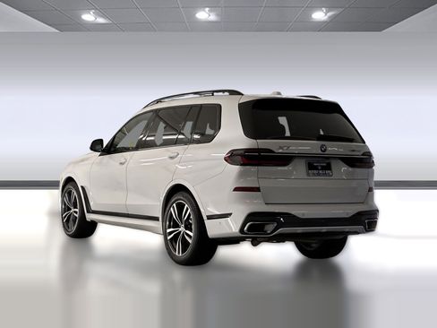 Used 2023 BMW X7 xDrive40i w/ M Sport Package image 3
