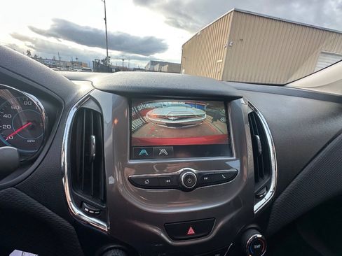 Used 2018 Chevrolet Cruze LT FWD image 14