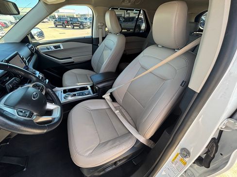 Used 2023 Ford Explorer Limited image 16