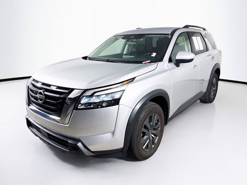 Used 2024 Nissan Pathfinder SV image 4