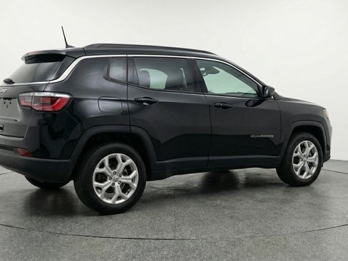 Used 2025 Jeep Compass Latitude image 9