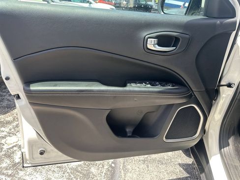 Used 2019 Jeep Compass Latitude FWD image 16