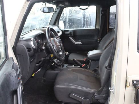 Used 2017 Jeep Wrangler Unlimited Rubicon w/ Connectivity Group image 9