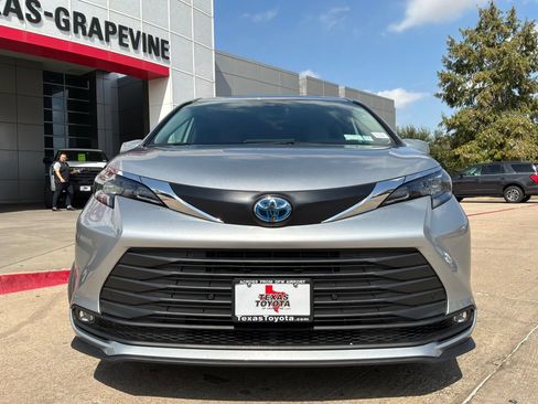Used 2025 Toyota Sienna XLE FWD image 3