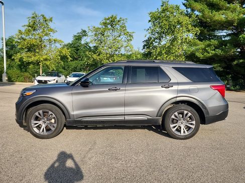 Used 2023 Ford Explorer XLT w/ Equipment Group 202A AWD/4WD image 4