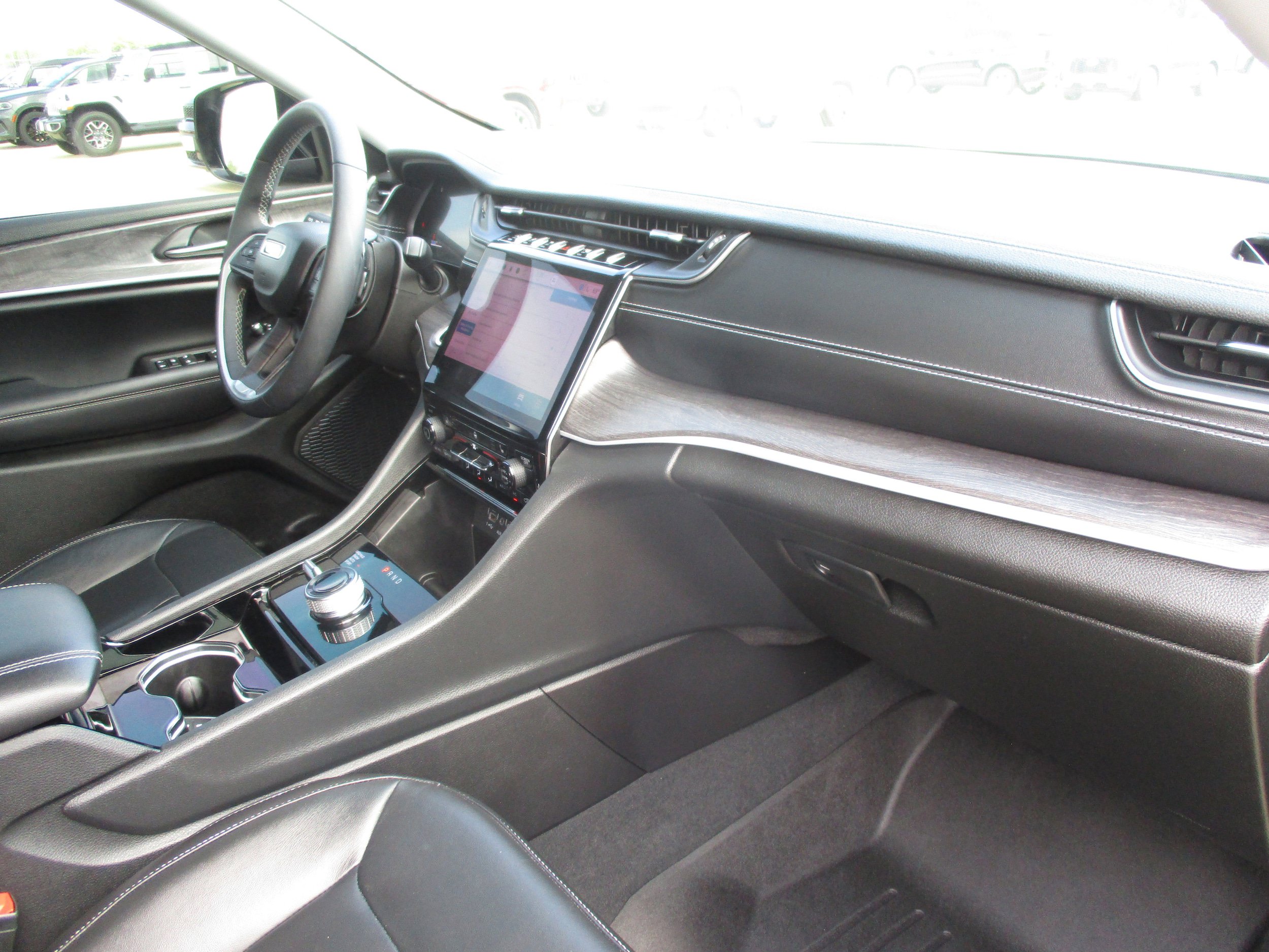 Used 2023 Jeep Grand Cherokee Limited AWD/4WD image 43