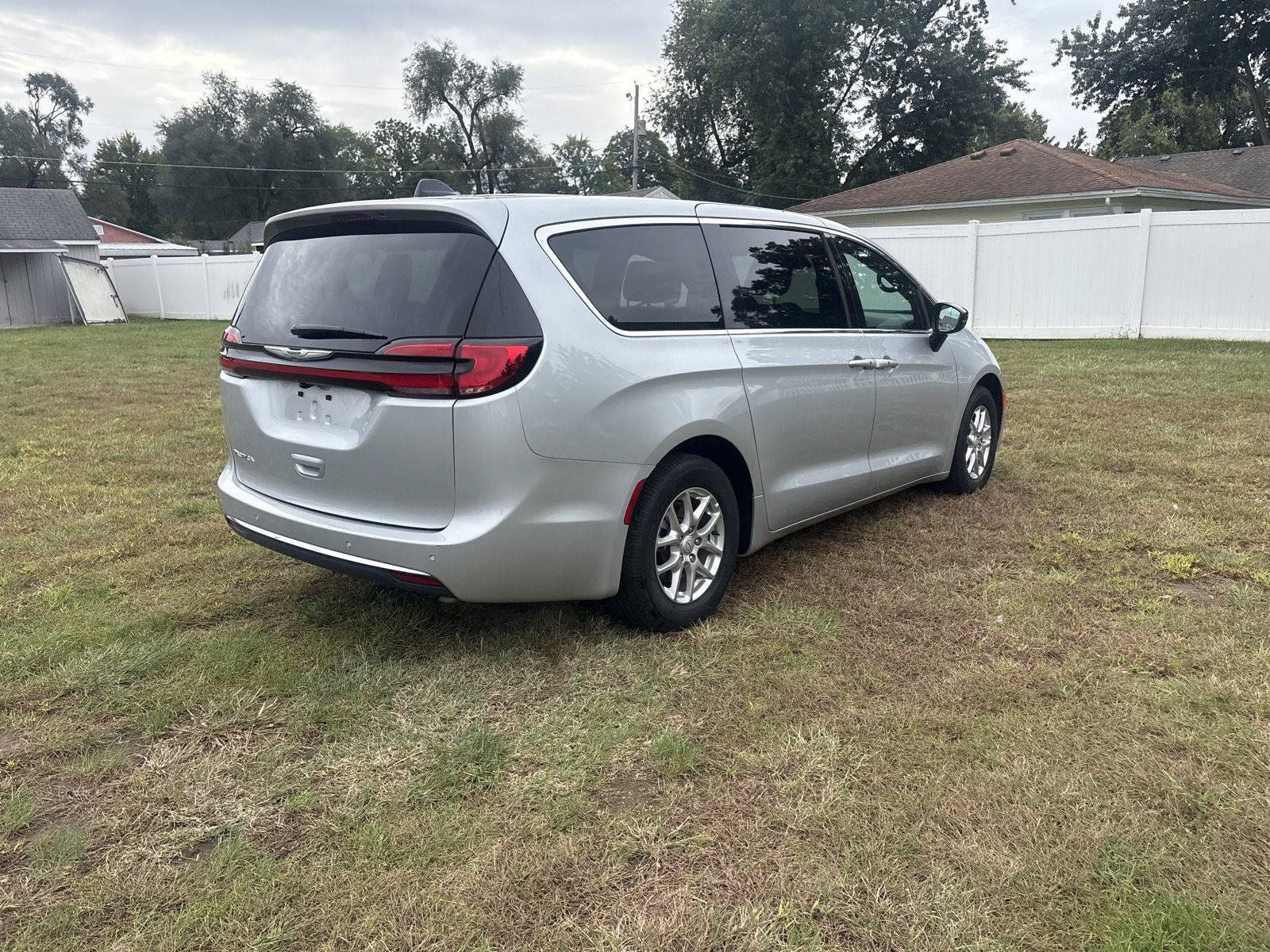 Used 2026 Chrysler Pacifica Select FWD image 5