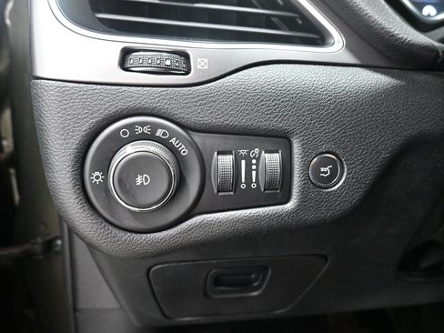 Used 2019 Jeep Cherokee Latitude Plus w/ Comfort/Convenience Group AWD/4WD image 9