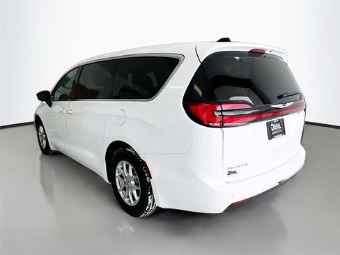 Used 2024 Chrysler Pacifica Touring-L image 5