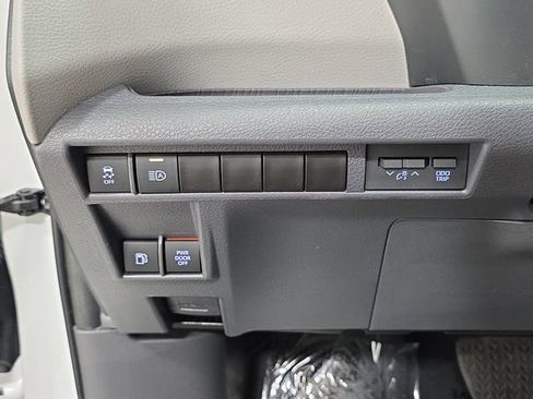 Certified 2023 Toyota Sienna XLE FWD image 23