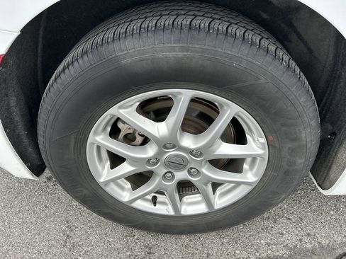 Used 2024 Chrysler Pacifica Touring-L image 9