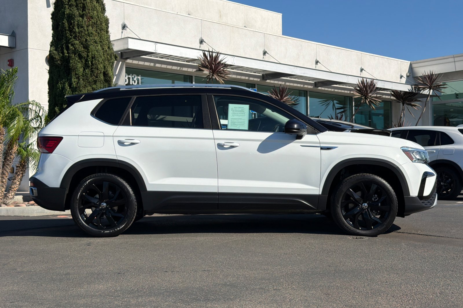 Used 2023 Volkswagen Taos SE w/ Panoramic Sunroof Package FWD image 3