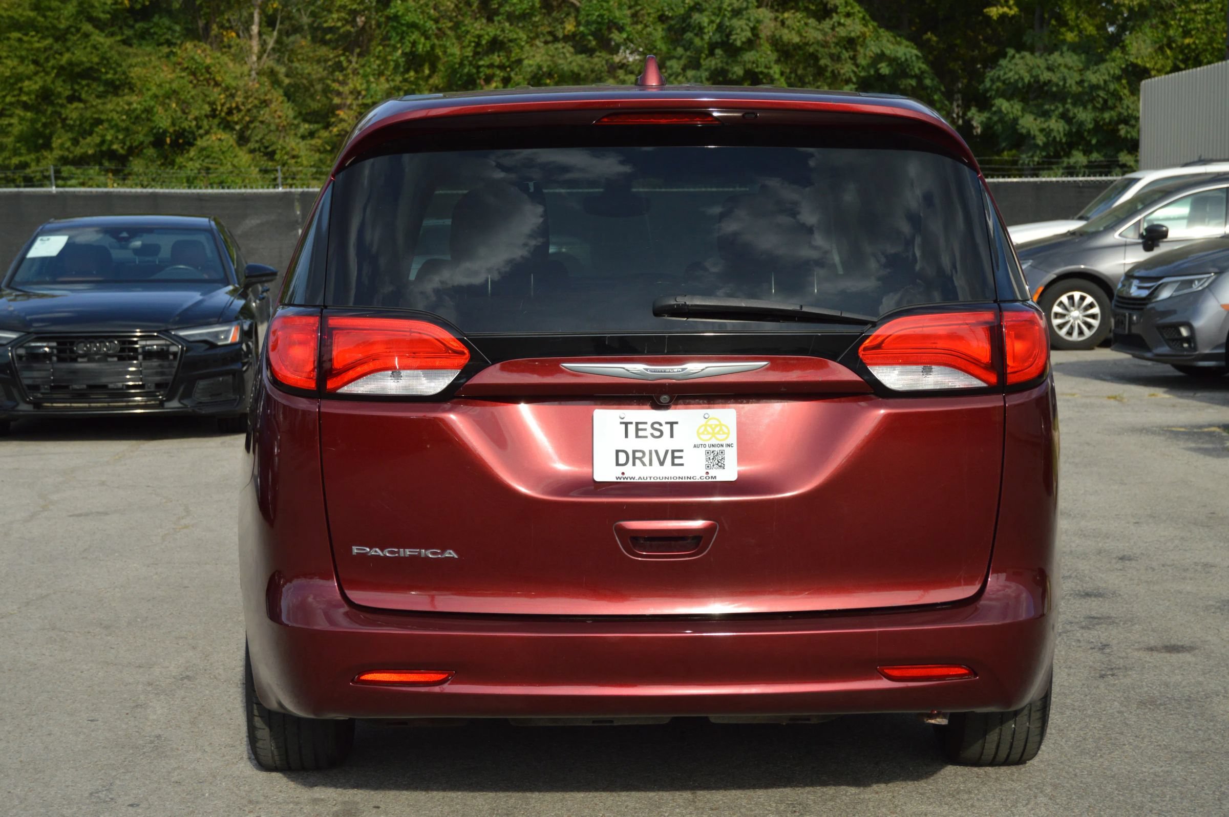 Used 2017 Chrysler Pacifica Touring FWD image 5