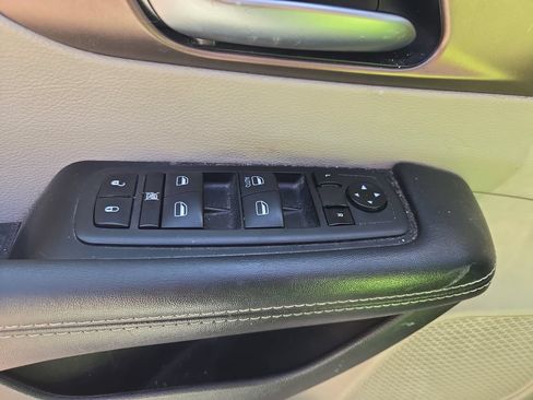 Used 2020 Chrysler Voyager L FWD image 16
