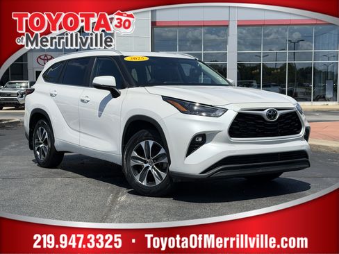 Certified 2025 Toyota Highlander XLE AWD/4WD image 1