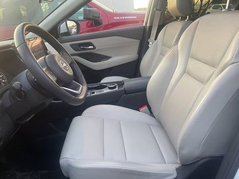 Used 2024 Nissan Rogue SV w/ SV Premium Package image 18