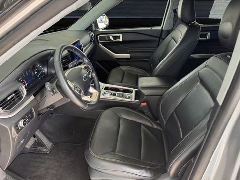 Used 2022 Ford Explorer XLT w/ Equipment Group 202A AWD/4WD image 9