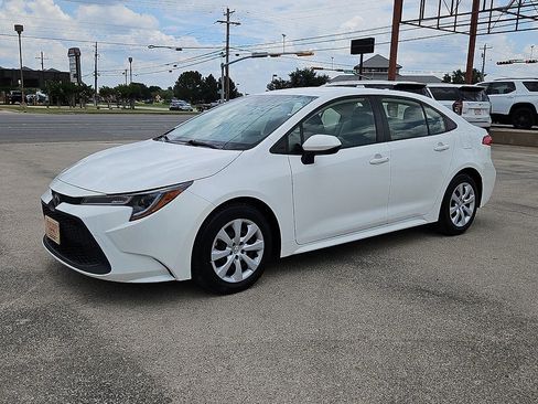 Used 2021 Toyota Corolla LE FWD image 2