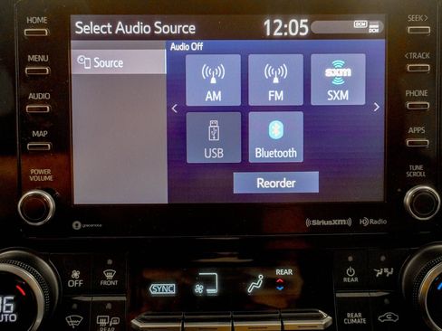 Used 2021 Toyota Highlander XLE AWD/4WD image 26