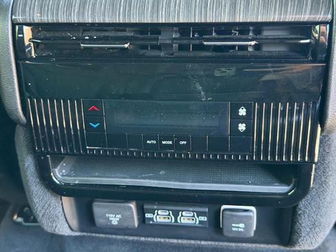 Used 2022 Jeep Wagoneer Series II AWD/4WD image 16