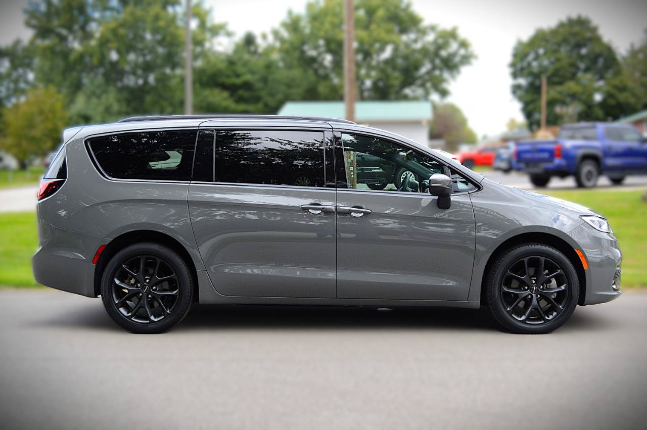 Used 2023 Chrysler Pacifica Touring-L w/ S Appearance Package AWD/4WD image 4