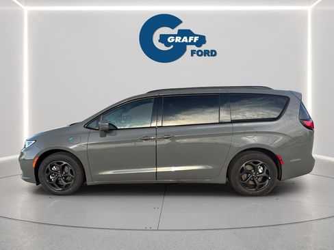 Used 2021 Chrysler Pacifica Touring w/ Uconnect Theater Family Group FWD image 12