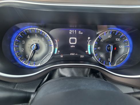 Used 2017 Chrysler Pacifica Touring-L Plus w/ Advanced Safetytec Group FWD image 14