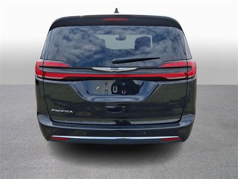 Used 2024 Chrysler Pacifica Touring-L image 5