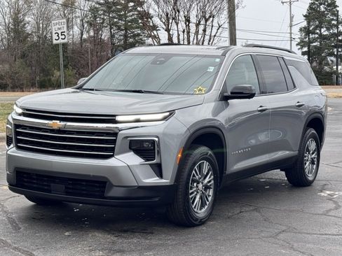 Used 2024 Chevrolet Traverse LT image 2