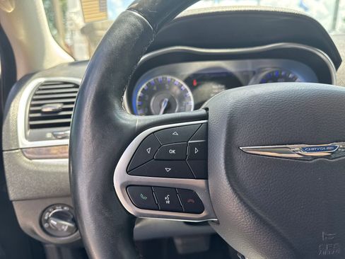 Used 2018 Chrysler 300 Limited RWD image 13