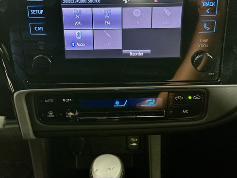 Used 2017 Toyota Corolla LE image 22