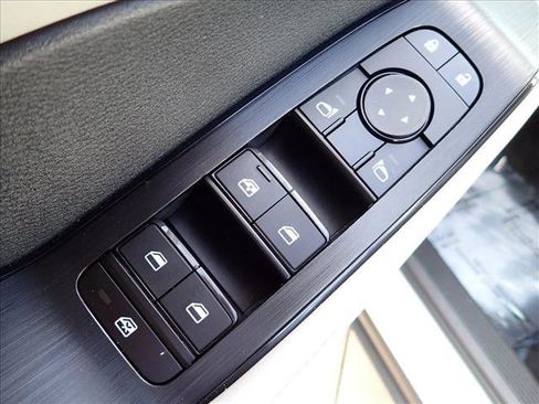 Used 2024 Nissan Rogue SV image 15