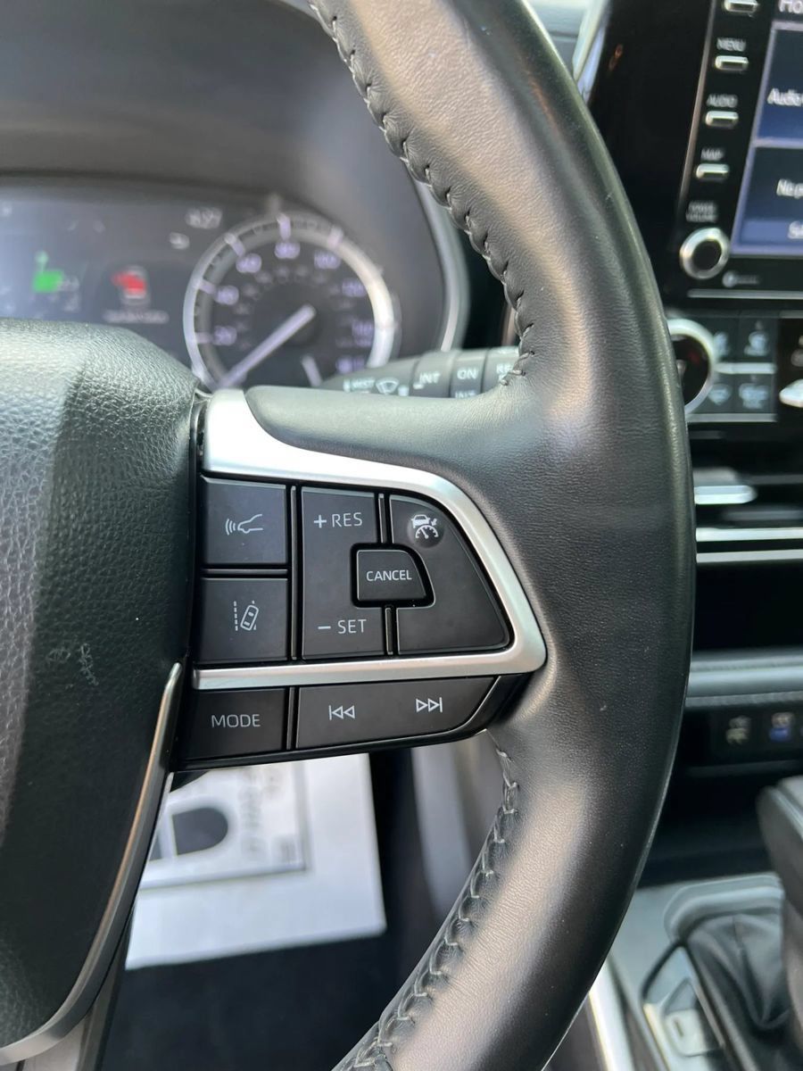 Used 2022 Toyota Highlander XLE FWD image 16