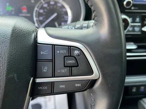 Used 2022 Toyota Highlander XLE FWD image 16