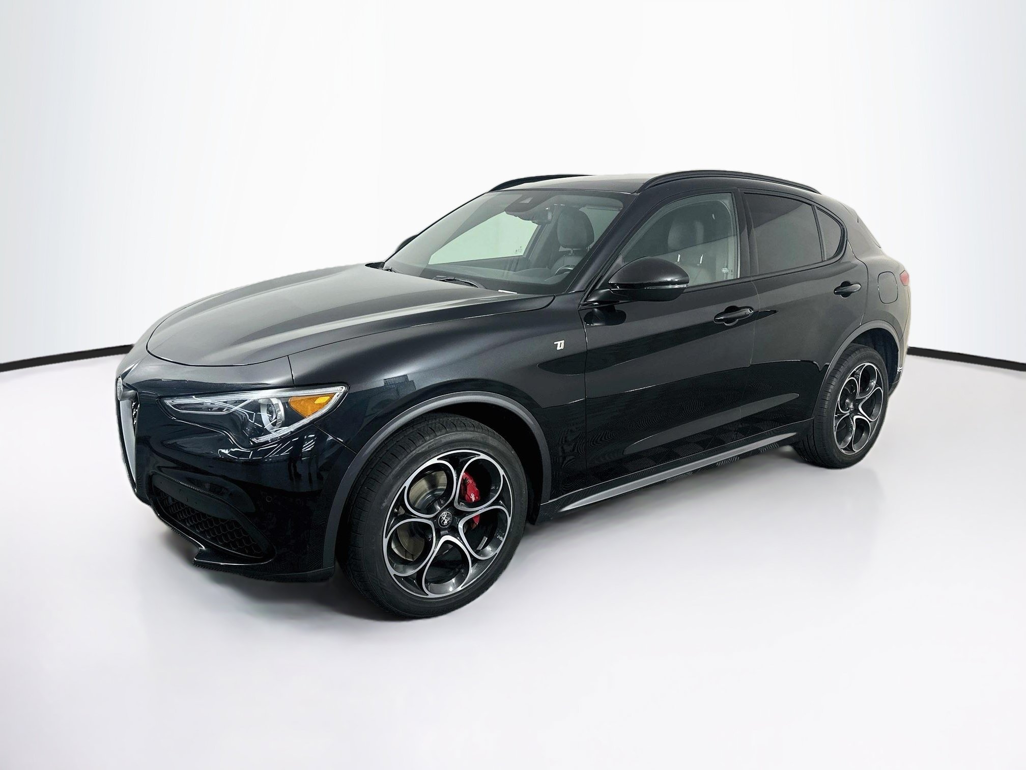 Used 2023 Alfa Romeo Stelvio Ti AWD/4WD image 3