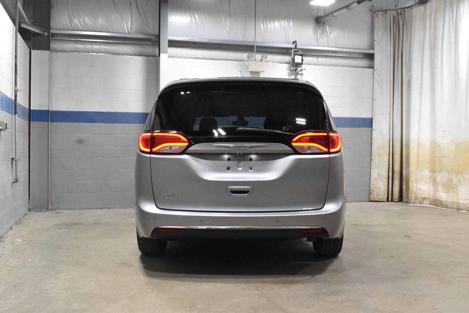 Used 2018 Chrysler Pacifica Touring-L FWD image 23