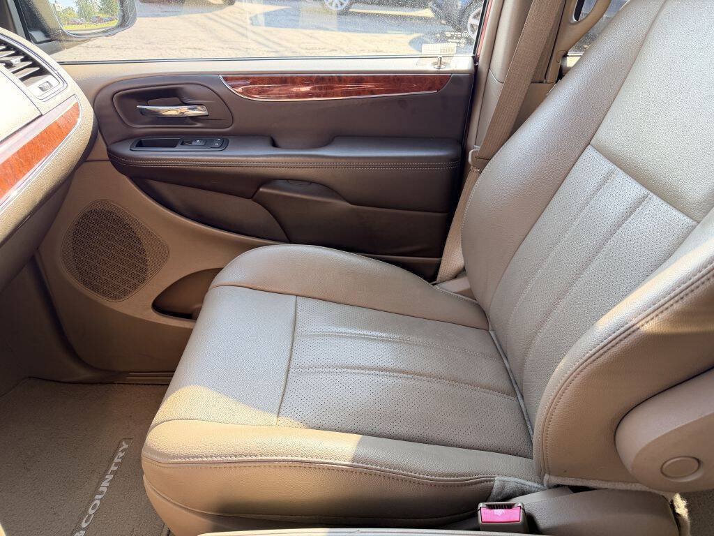 Used 2013 Chrysler Town & Country Touring-L w/ Driver Convenience Group FWD image 15